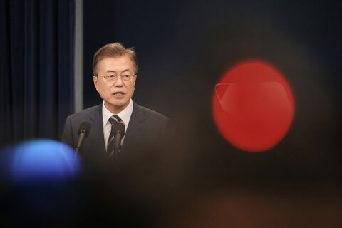 South Korea’s Moon Says Economy Faces ‘Grave’ Situation - Bloomberg