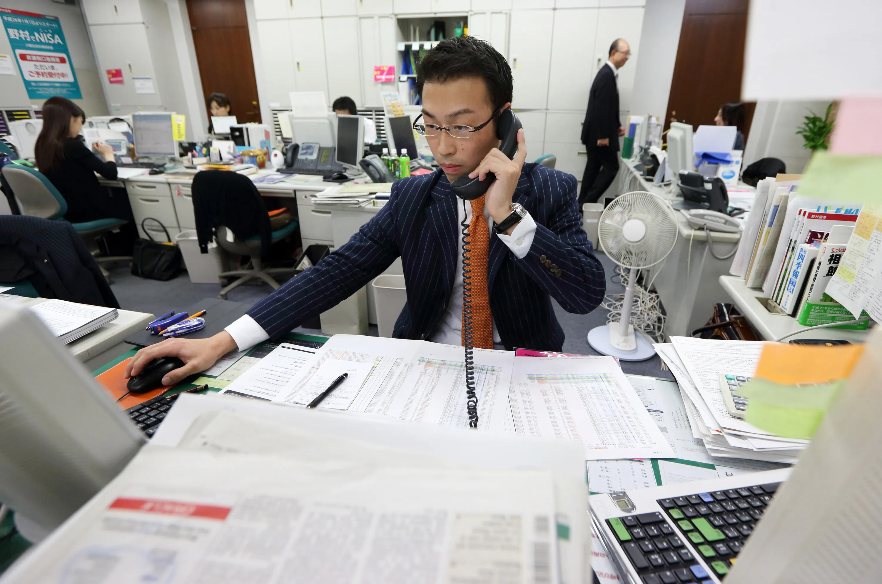 野村営業マン奮闘記､1600兆円の個人資産に照準－放て希望の矢 - Bloomberg