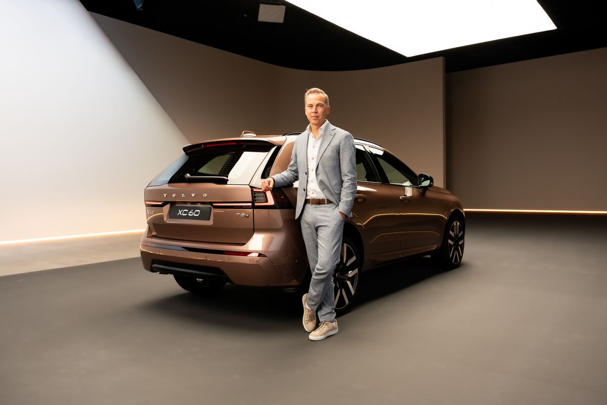Volvo Pivots to Long-Range Hybrids as Full EVs Take More Time