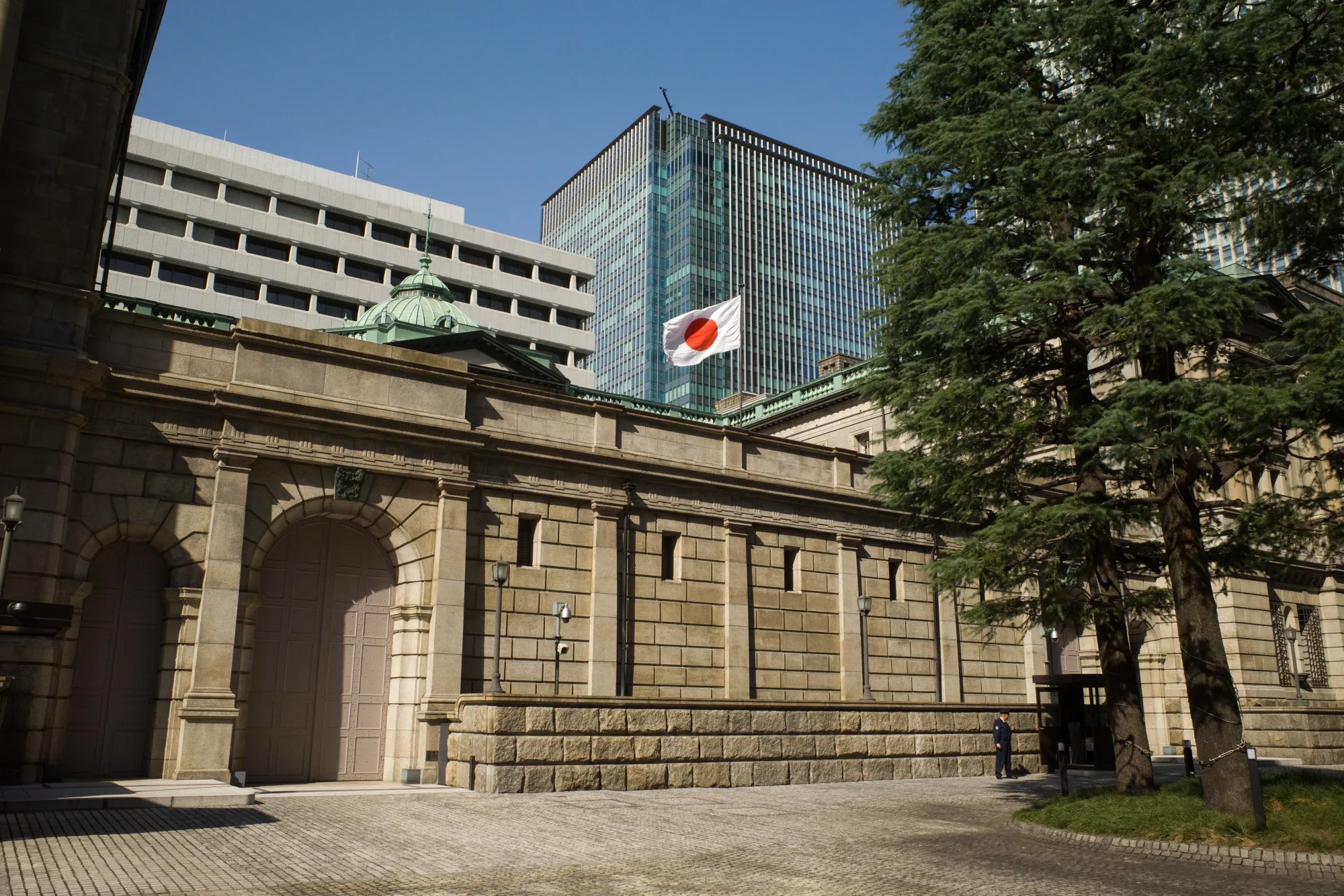 日銀7月会合での政策修正予想が後退、総裁のハト派継続で-サーベイ - Bloomberg