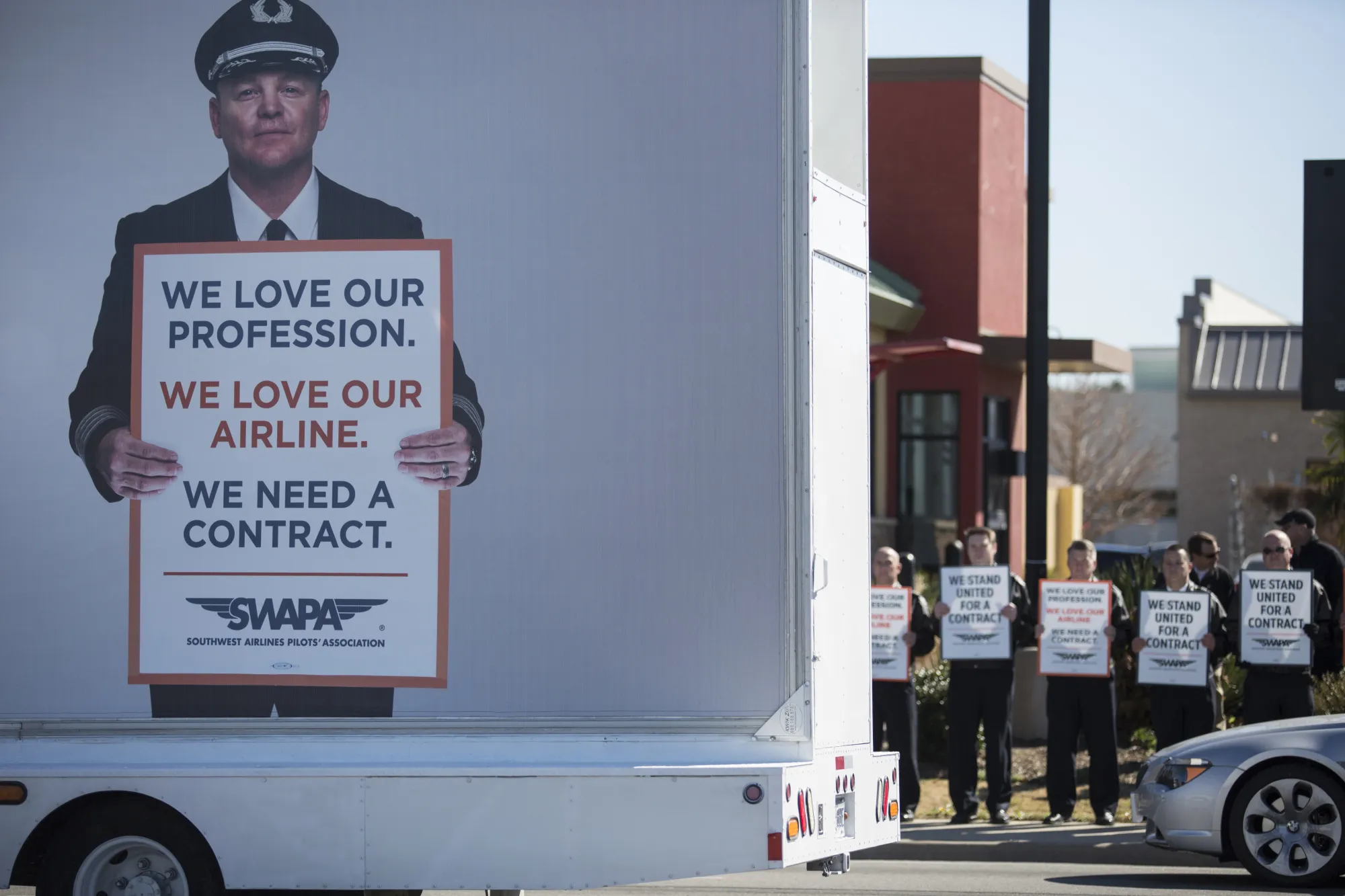 Major US airlines are under pressure to secure new contracts with pilots and other worker unions to help settle expected higher labor costs.