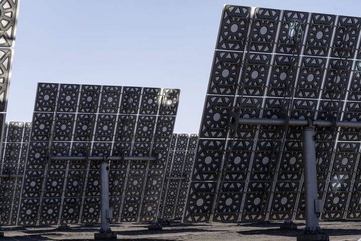 Chinese Solar Stocks Surge on Reports of Planned Output Cuts