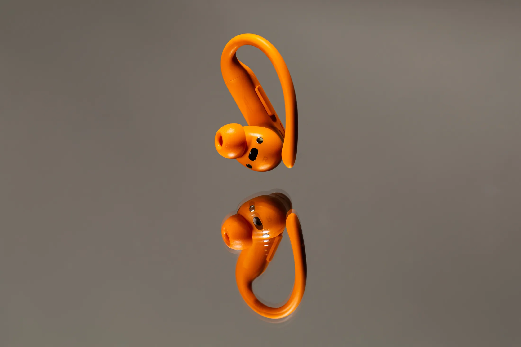 Наушники Beats Powerbeats Pro 2 в цвете «электрический оранжевый».