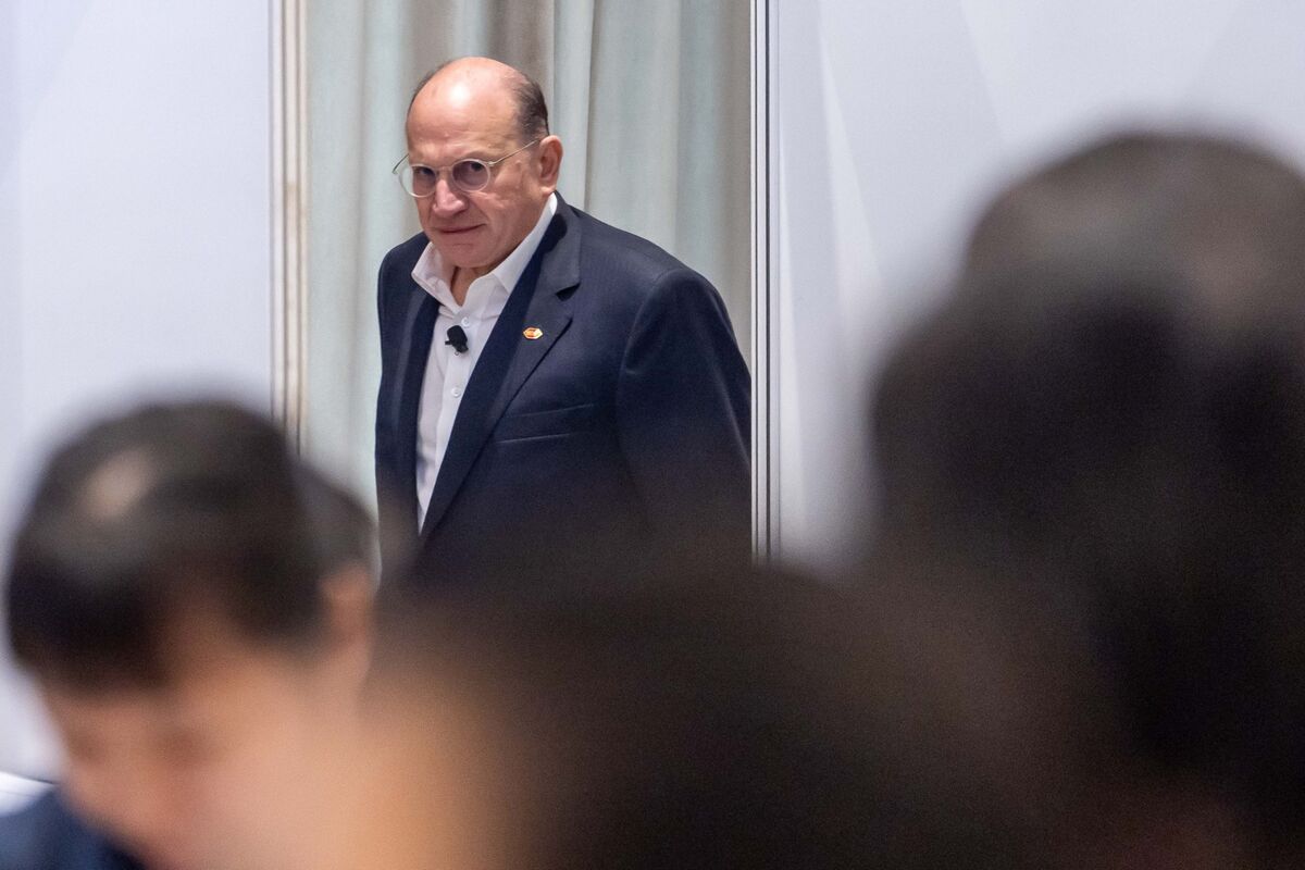 🟪"HSBC accelera la ricerca del nuovo presidente: chi saranno i candidati?"