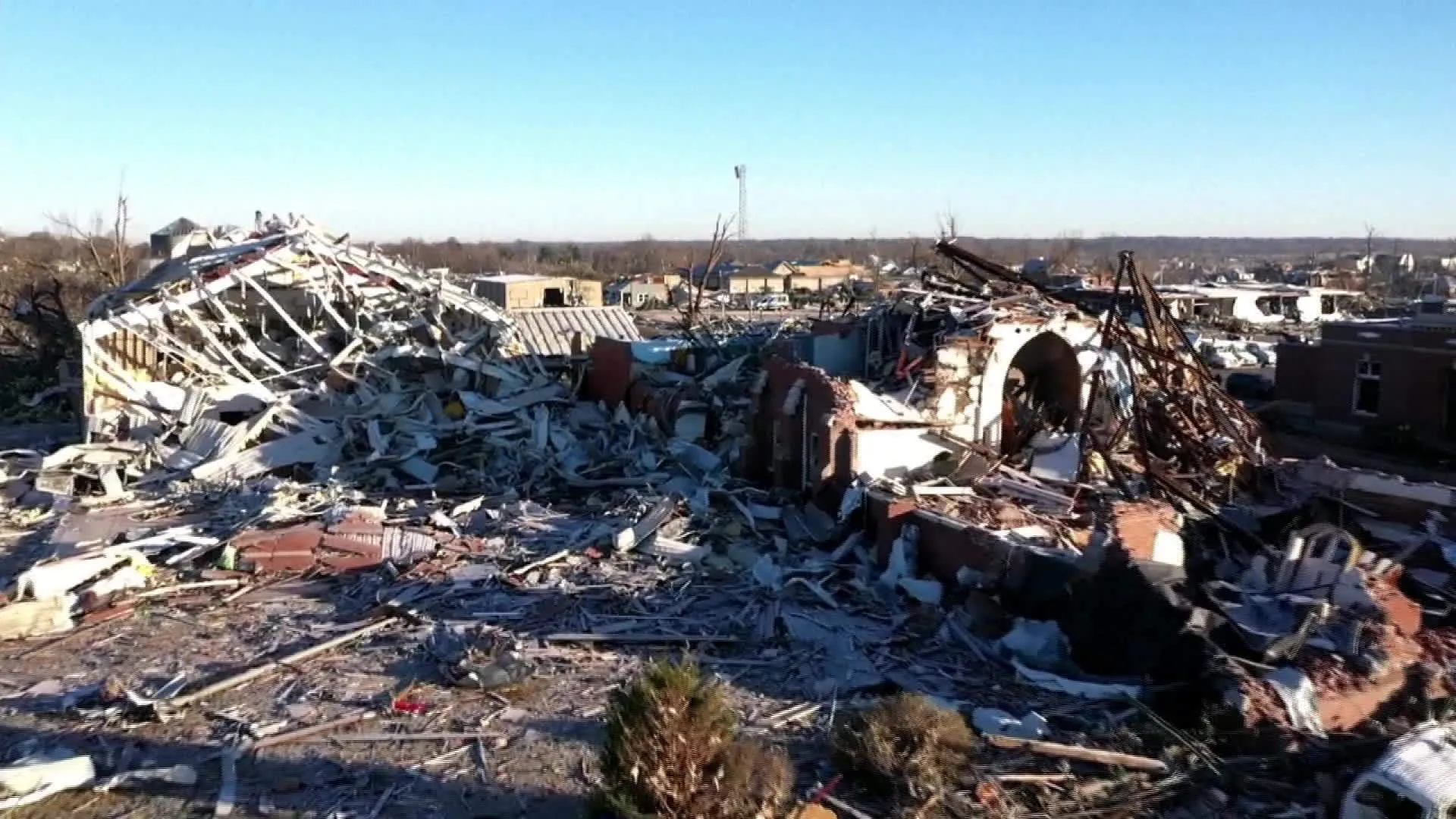 Watch Tornadoes Tear Through Midwest Killing Dozens - Bloomberg