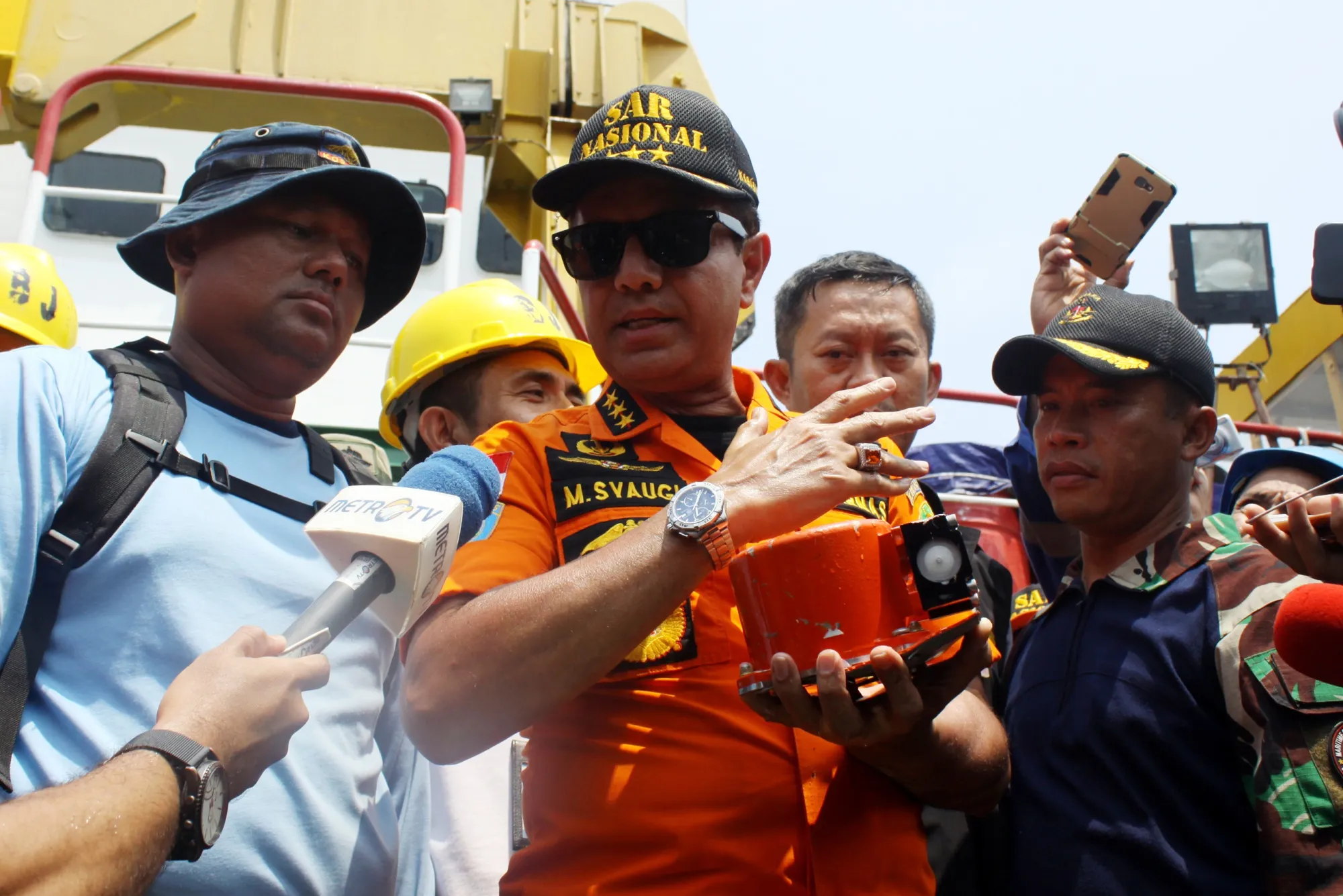 National Search and Rescue Agency chief Muhammad Syaugi with the flight data recorder.