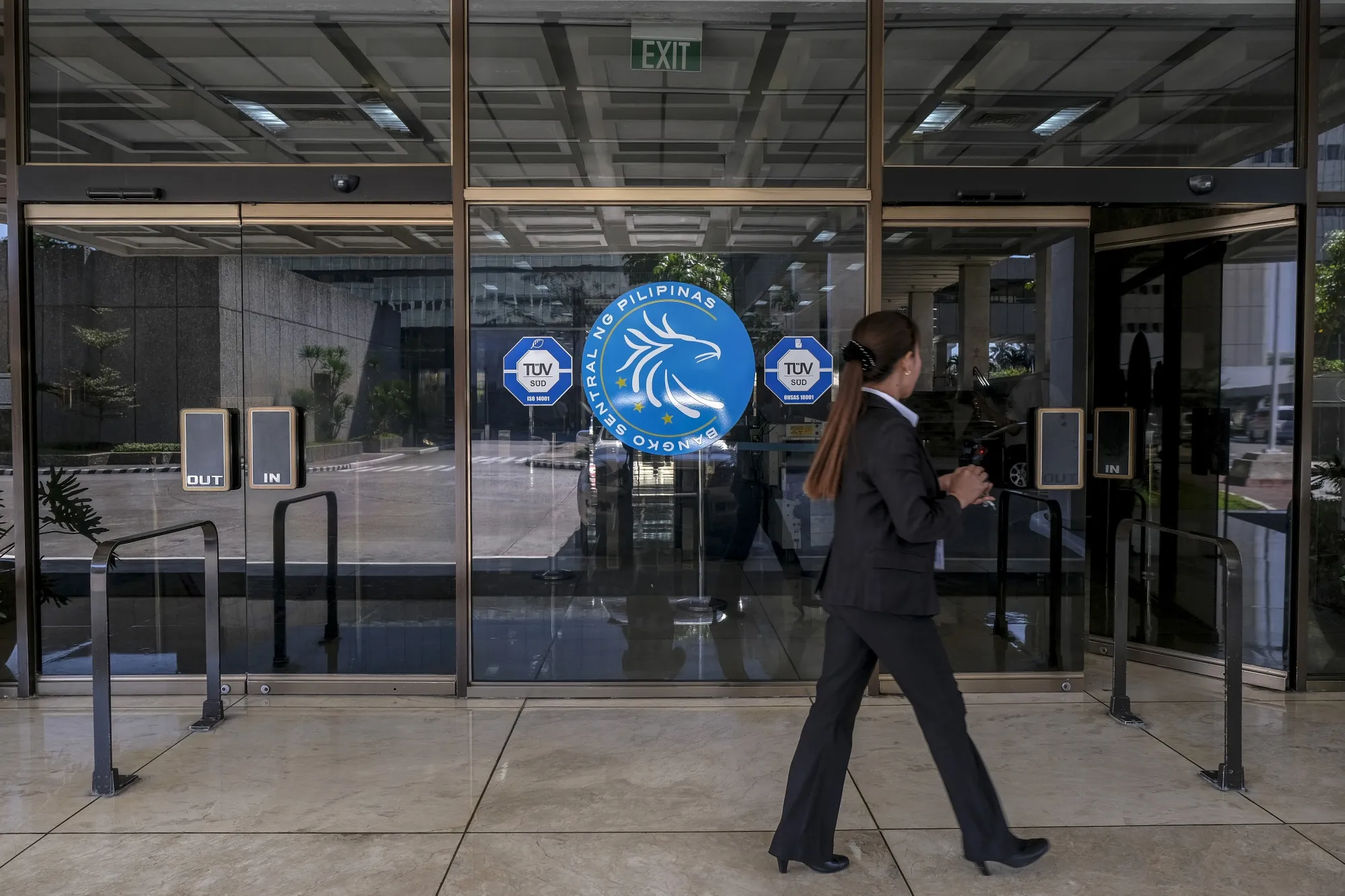 Philippines Keeps Key Rate Unchanged as Inflation Nears Target