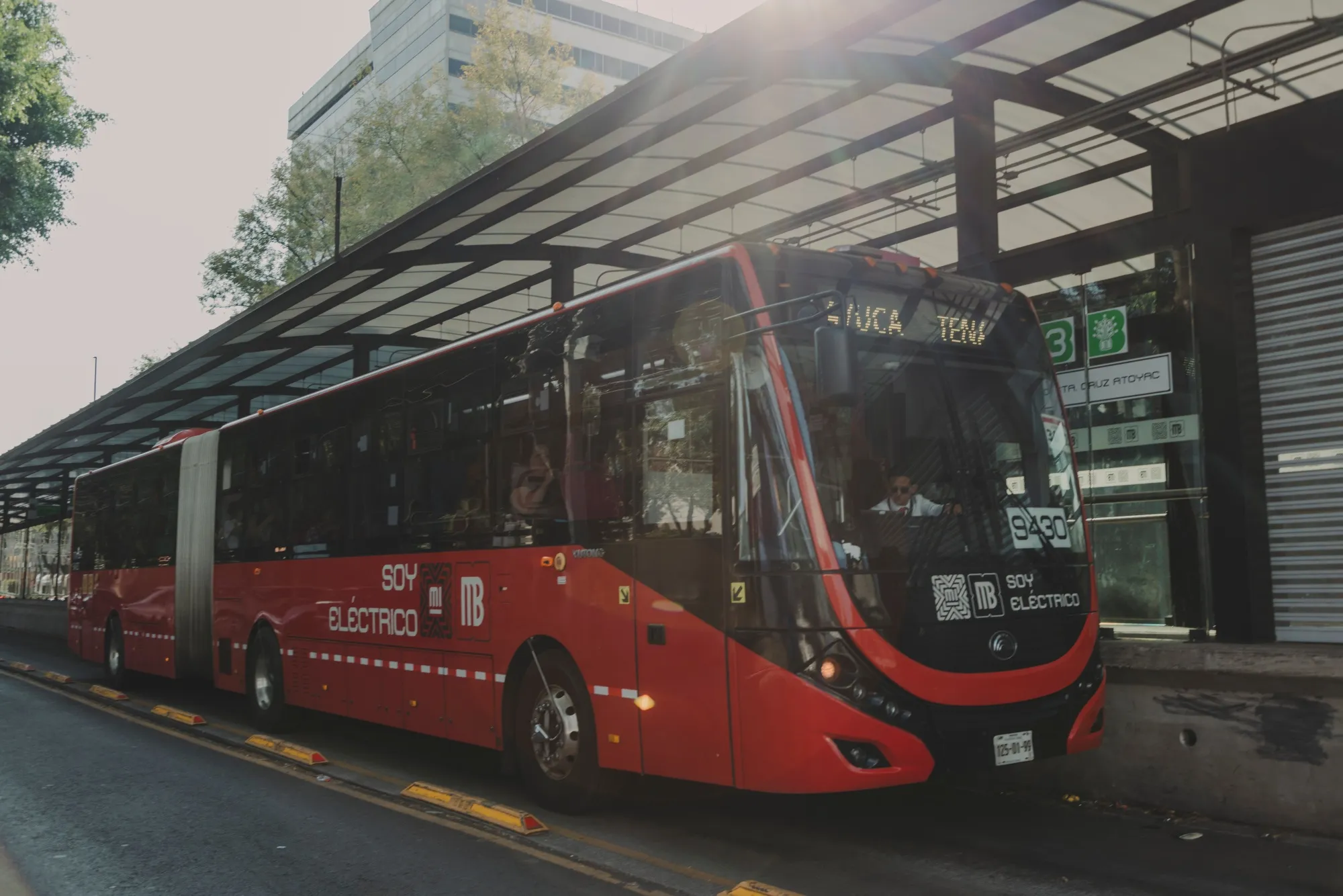 A Zhengzhou Yutong Bus electric metrobus.