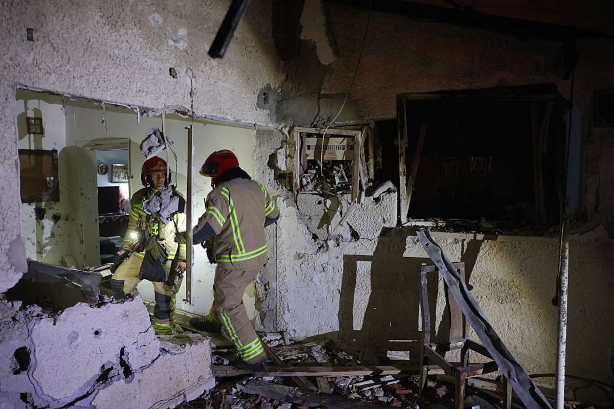 US Searches for Downed Airman as Iran Keeps Striking Gulf States