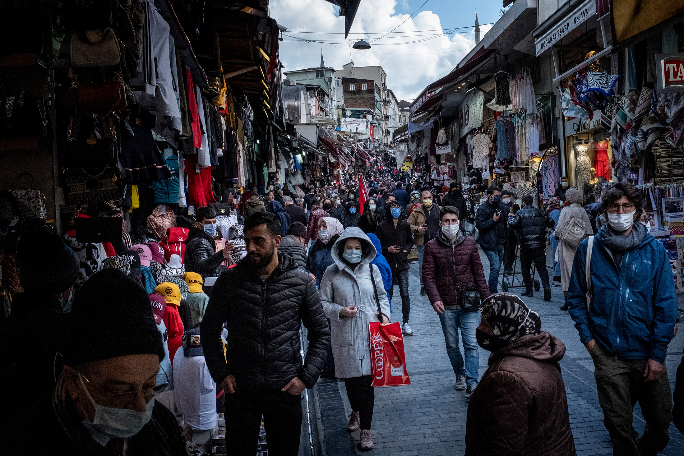 Люди приходят за покупками на оживленную рыночную улицу Стамбула 9 апреля. 