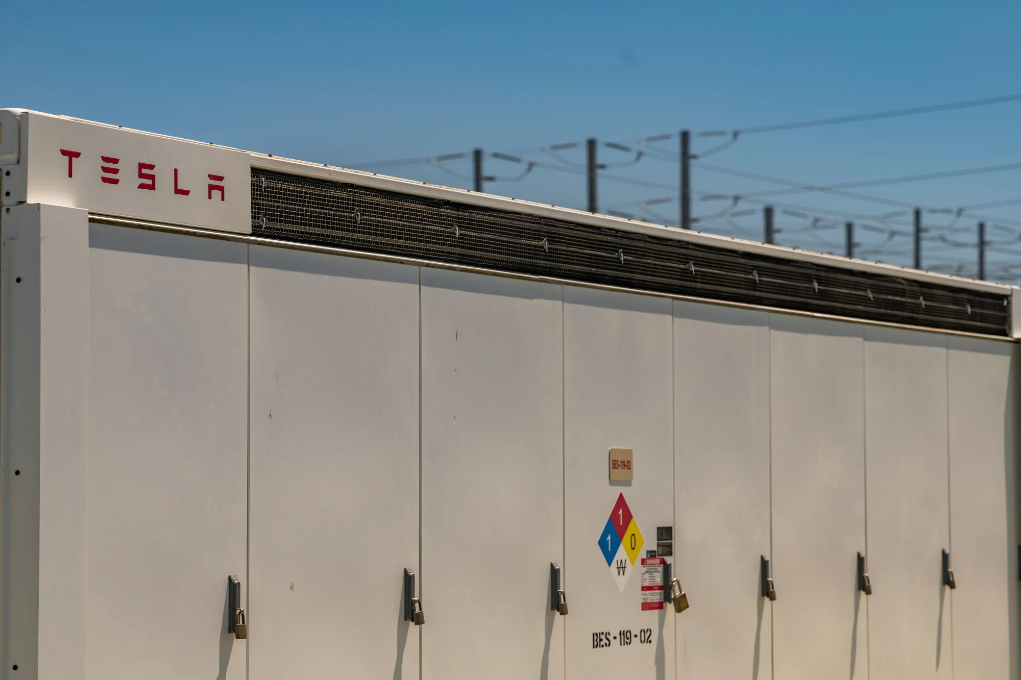 マスク氏のAI新興企業、テスラの大型蓄電池活用へ－スパコン事業で