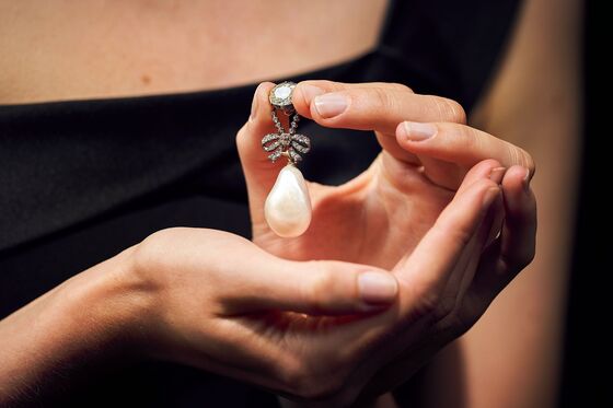 Marie Antoinette's Pearl Pendant Sells for $36 Million