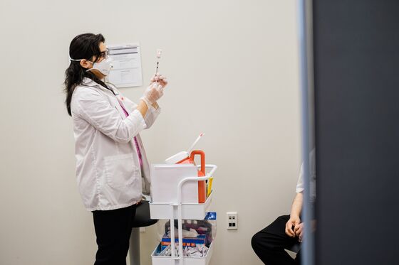 Drugstores Can’t Wait for Scheduling Covid Shots to Get Simpler