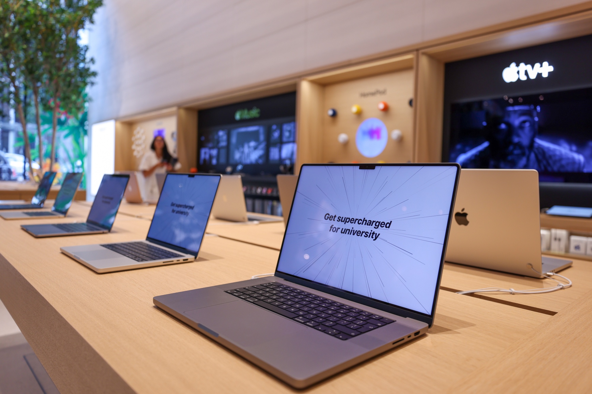 Apple (AAPL) Plans 15-Inch MacBook Air for 2023 and New 12-Inch Laptop -  Bloomberg