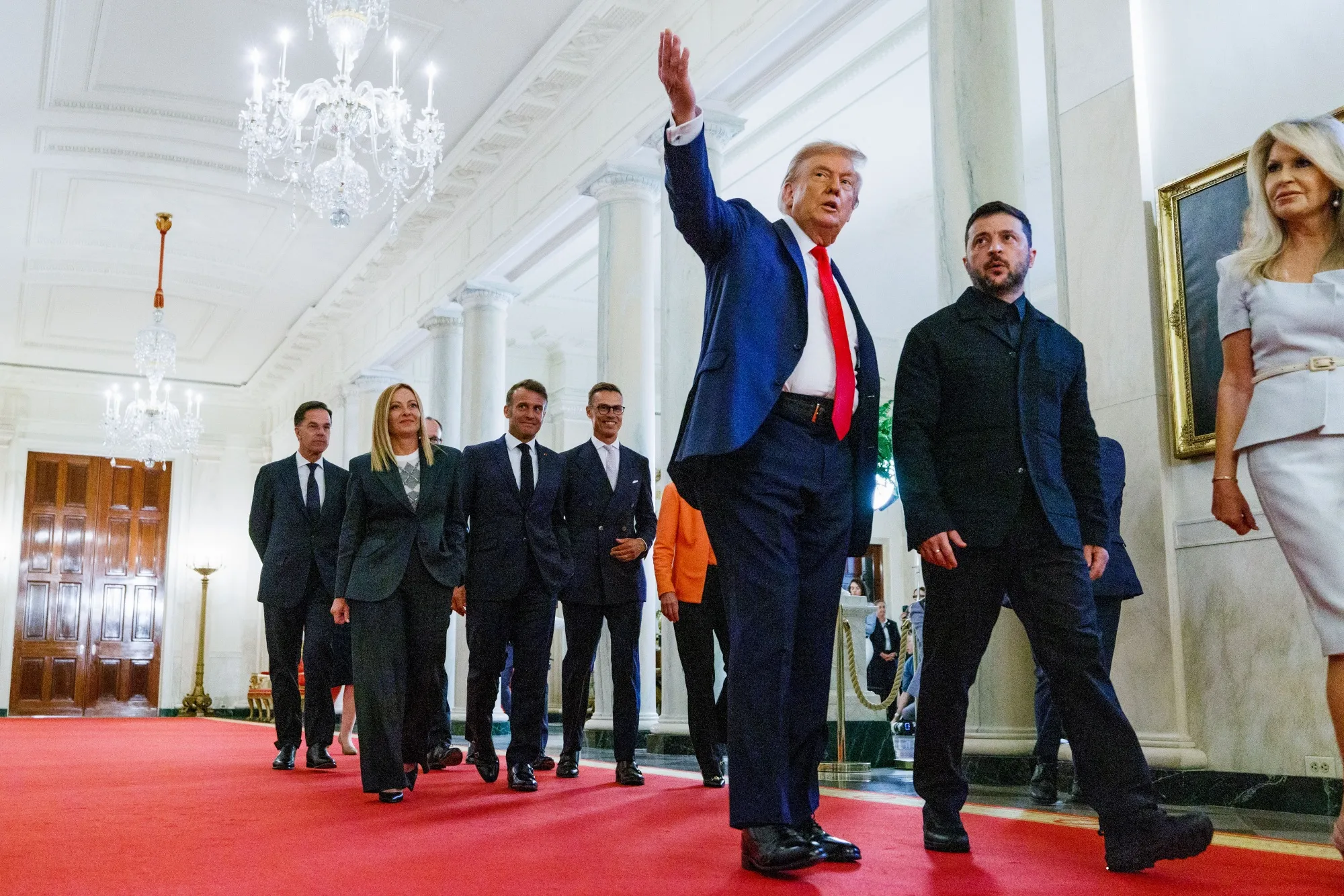 US President Donald Trump and Ukraine's president&nbsp;Volodymyr Zelenskiy lead European leaders to&nbsp;the Cross Hall of the White House in Washington on Aug. 18.&nbsp;