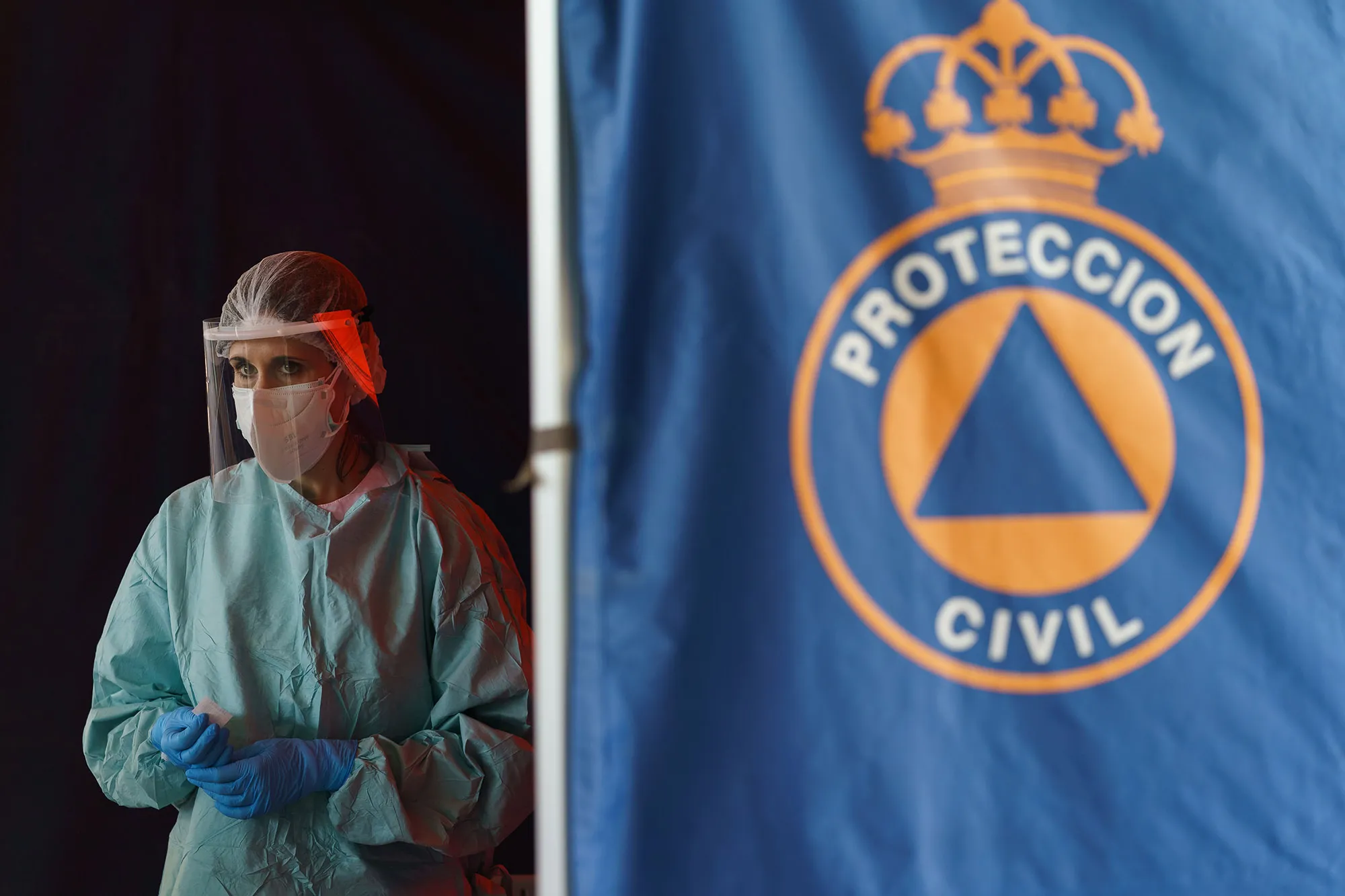 A healthcare worker waits for drivers at a testing point at the University Hospital in Burgos on April 18.