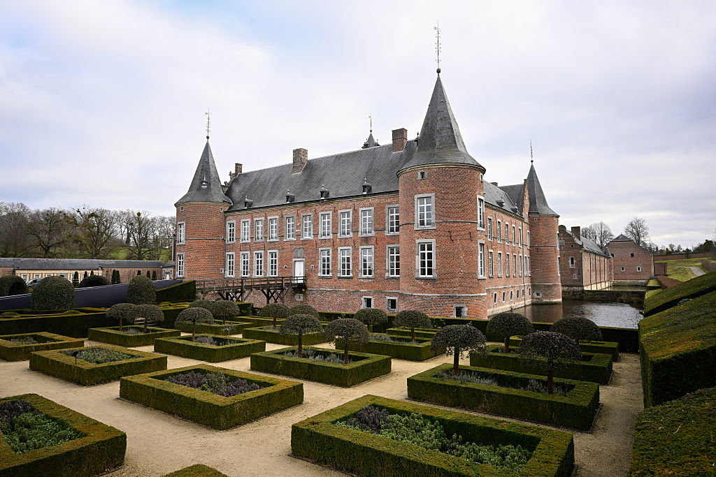 Image associated with story "Is It Better to Be Rich in Europe or in America?"