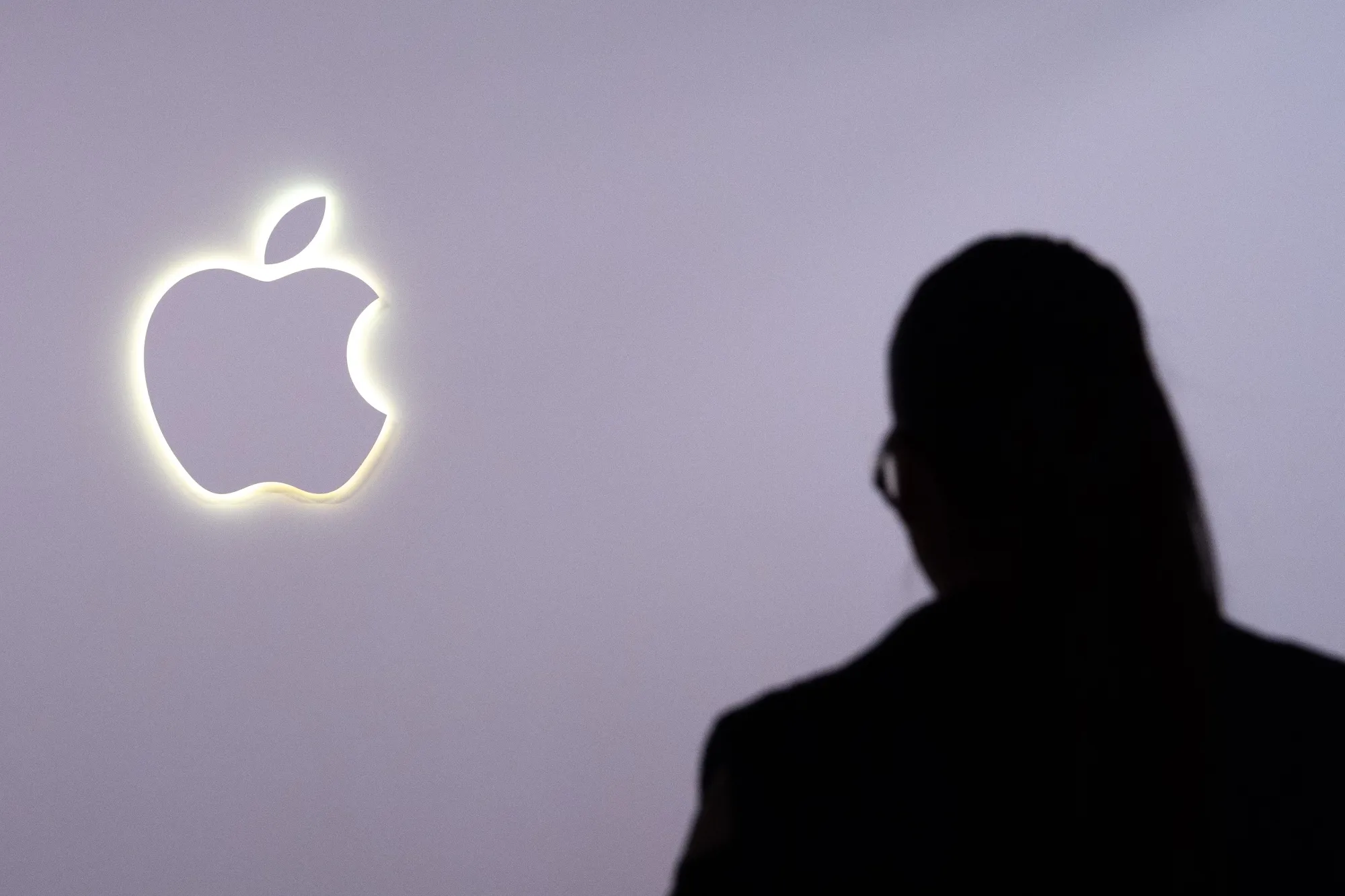 アップルが初めて手がける折りたたみ式スマートフォンは、通常のiPhone発表時期に合わせて投入される見通しだ