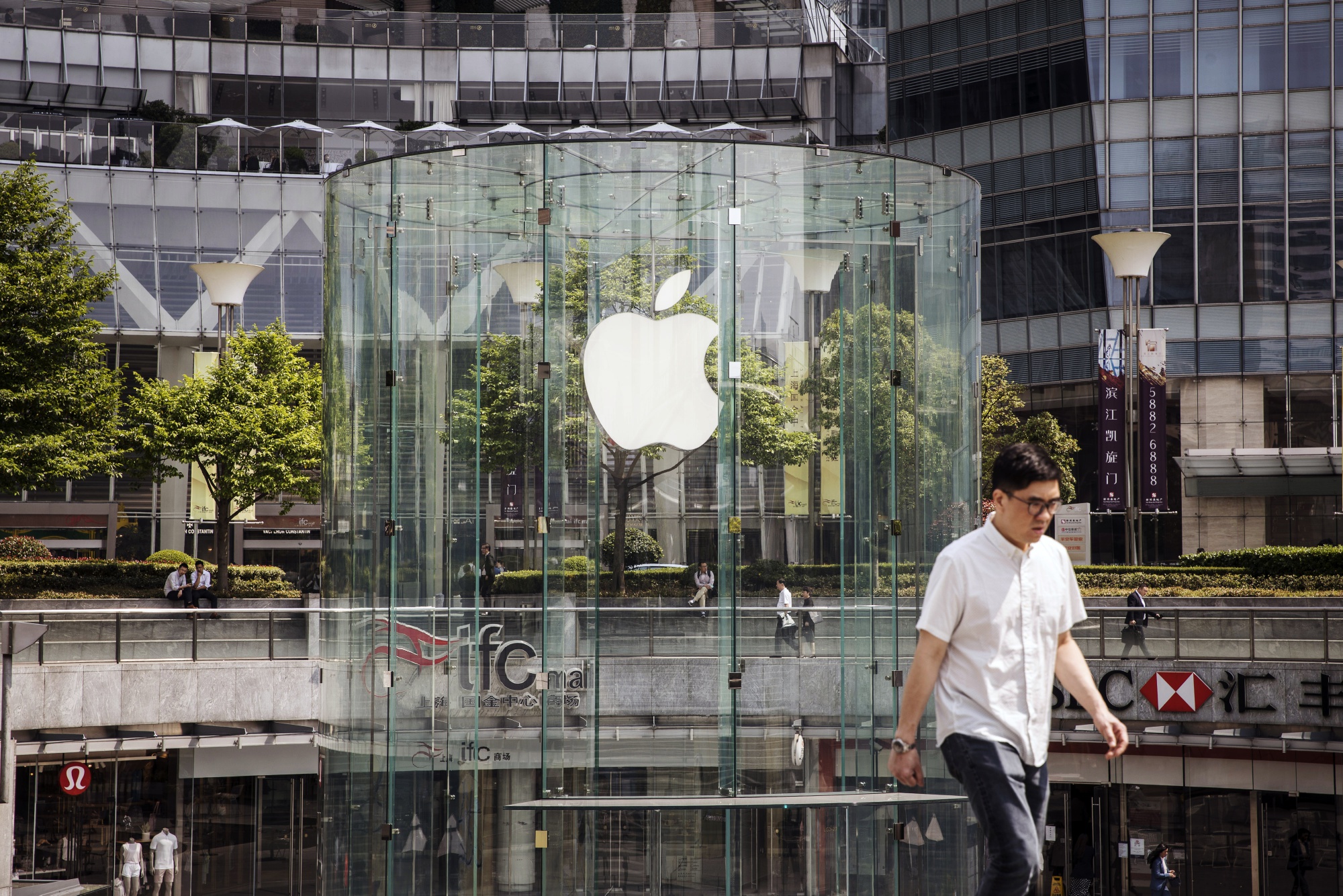 The Flagship Apple Store, NYC 5th Ave. Attractions