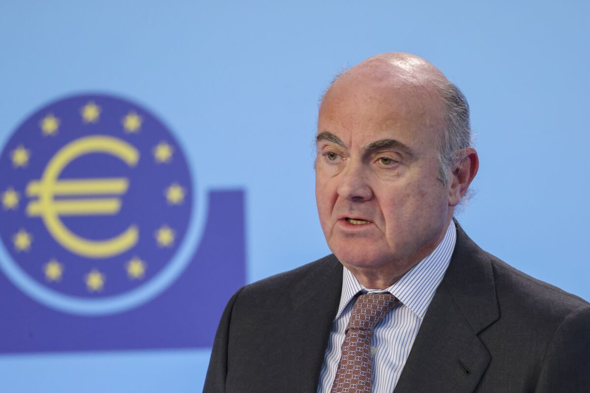Euro-Zone Economy May Continue to Struggle, Guindos Says