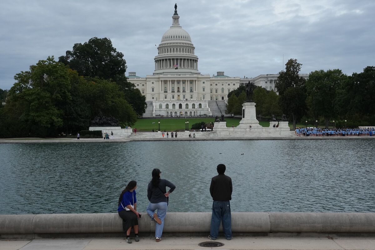Johnson, Jeffries Keep Fingers Pointed as US Shutdown Drags On