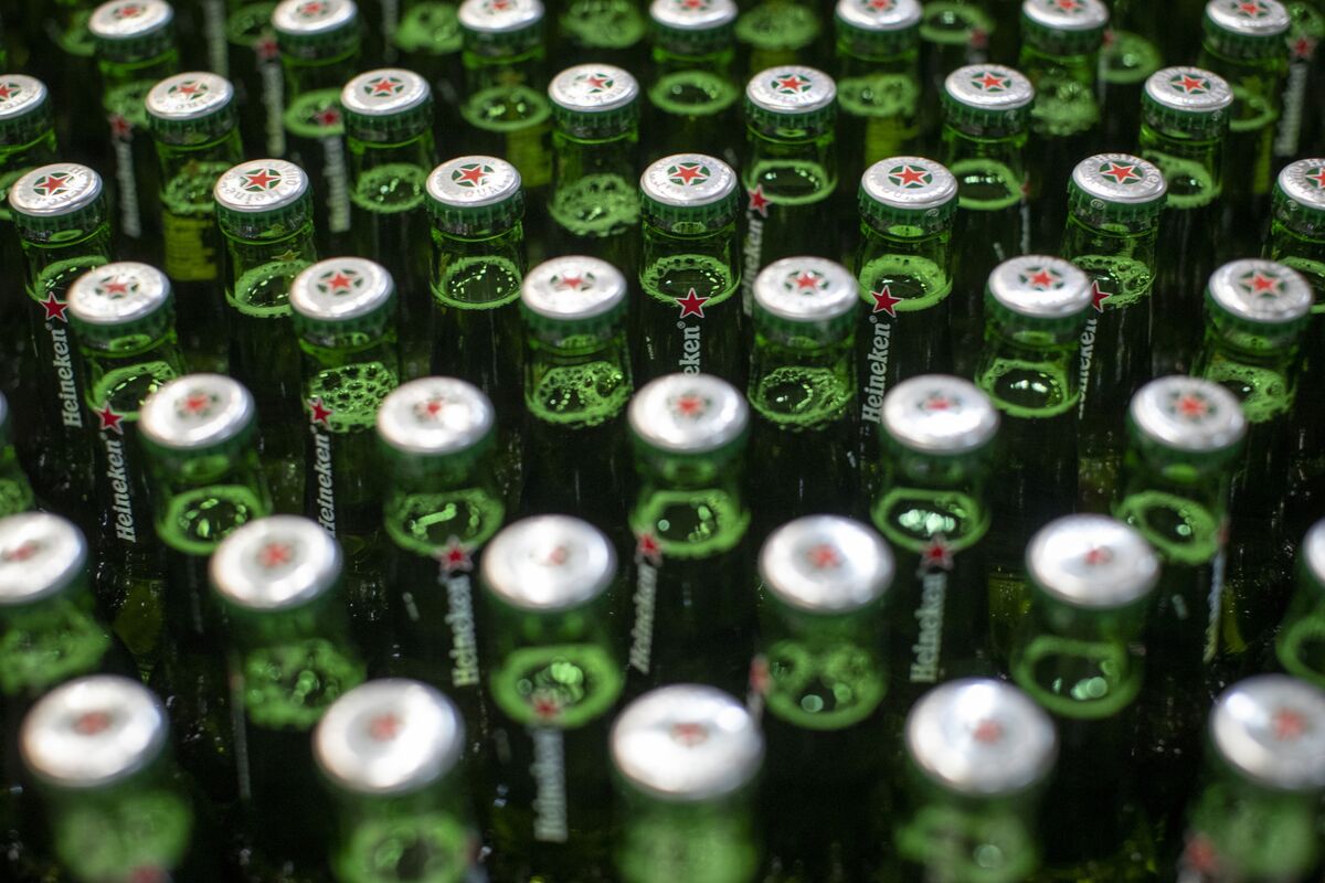 Heineken Drops as Brewer Cuts Forecast on Weakening Consumption