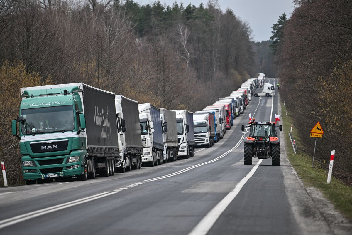 Ukraine Says Polish Border Blockade Is Hurting War Effort - Bloomberg