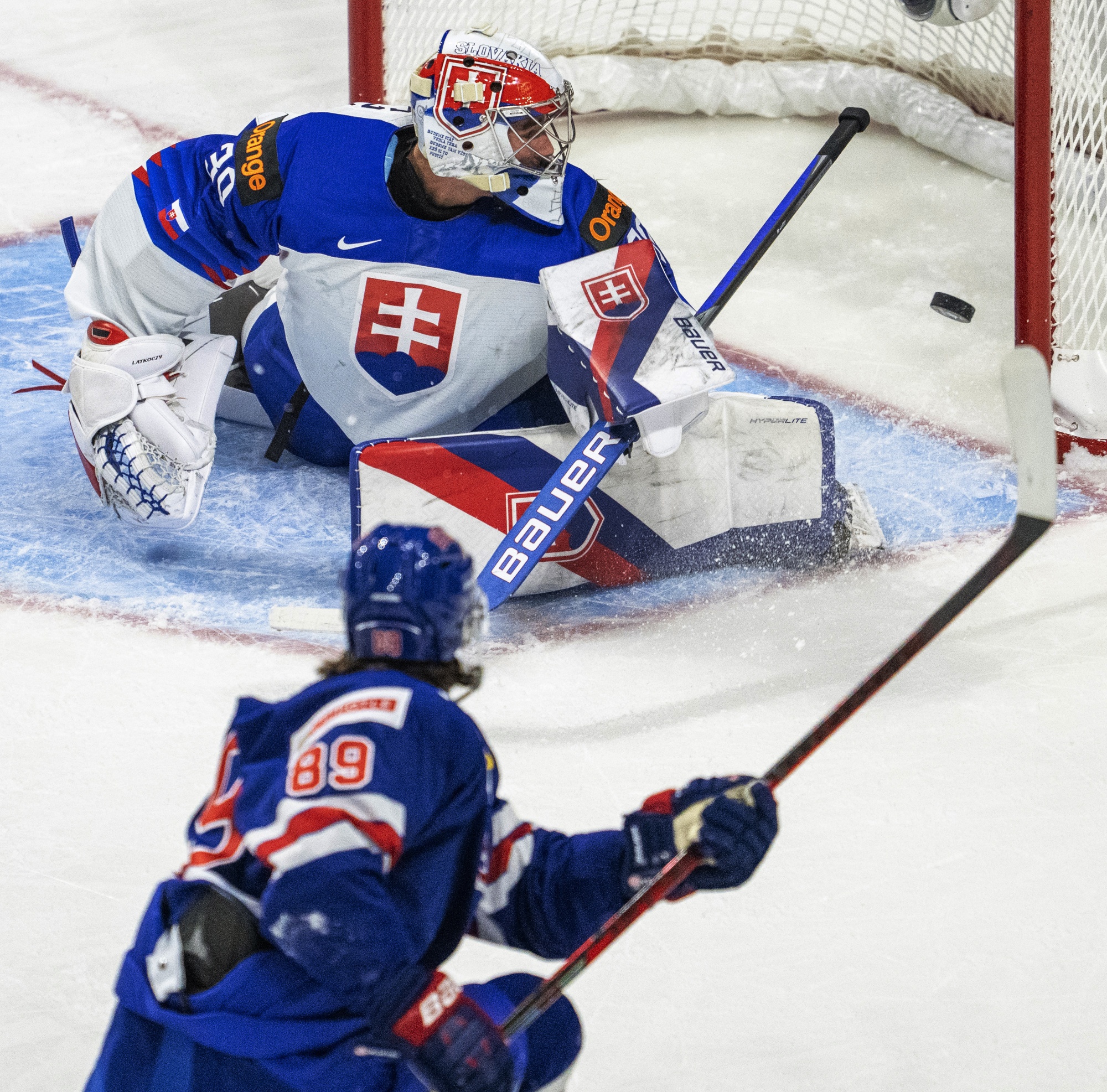 Defending Champ US Holds Off Slovakia to Open World Juniors
