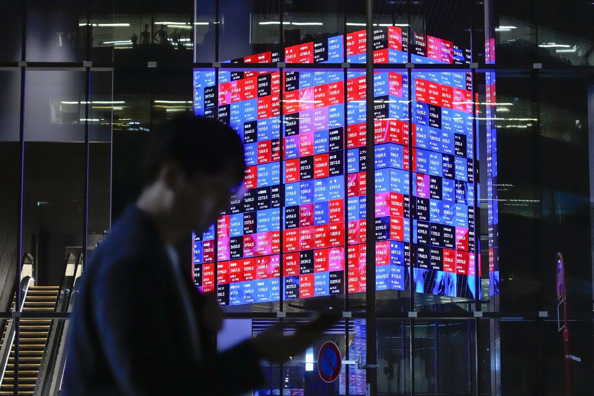 bloomberg.com - Kentaro Tsutsumi - M&amp;A Boom Fuels Record Decline in Japan's Listed Companies