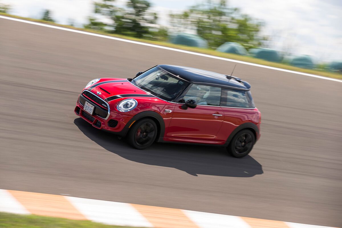 Мини купер поколения. Mini Cooper JCW 2016. Мини Купер 2016. Mini Cooper 2016. Mini Cooper поколения.