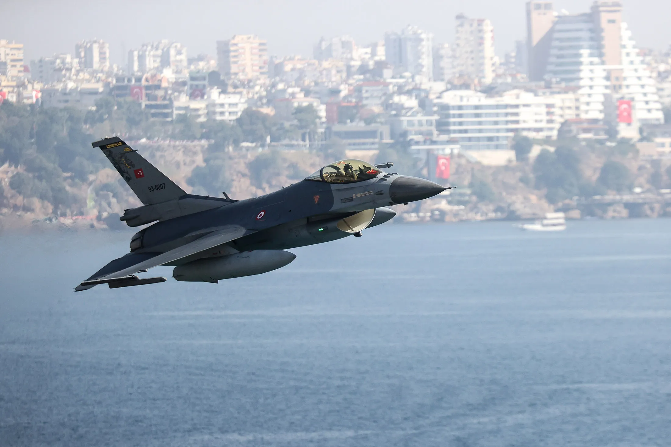 A Turkish F-16 pilot performs a demonstration flight in Antalya, Turkey&nbsp;on Oct.&nbsp;29, 2023.&nbsp;