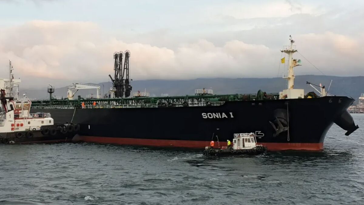 Third Iran-Linked Crude Carrier Crosses US Blockade Toward Asia
