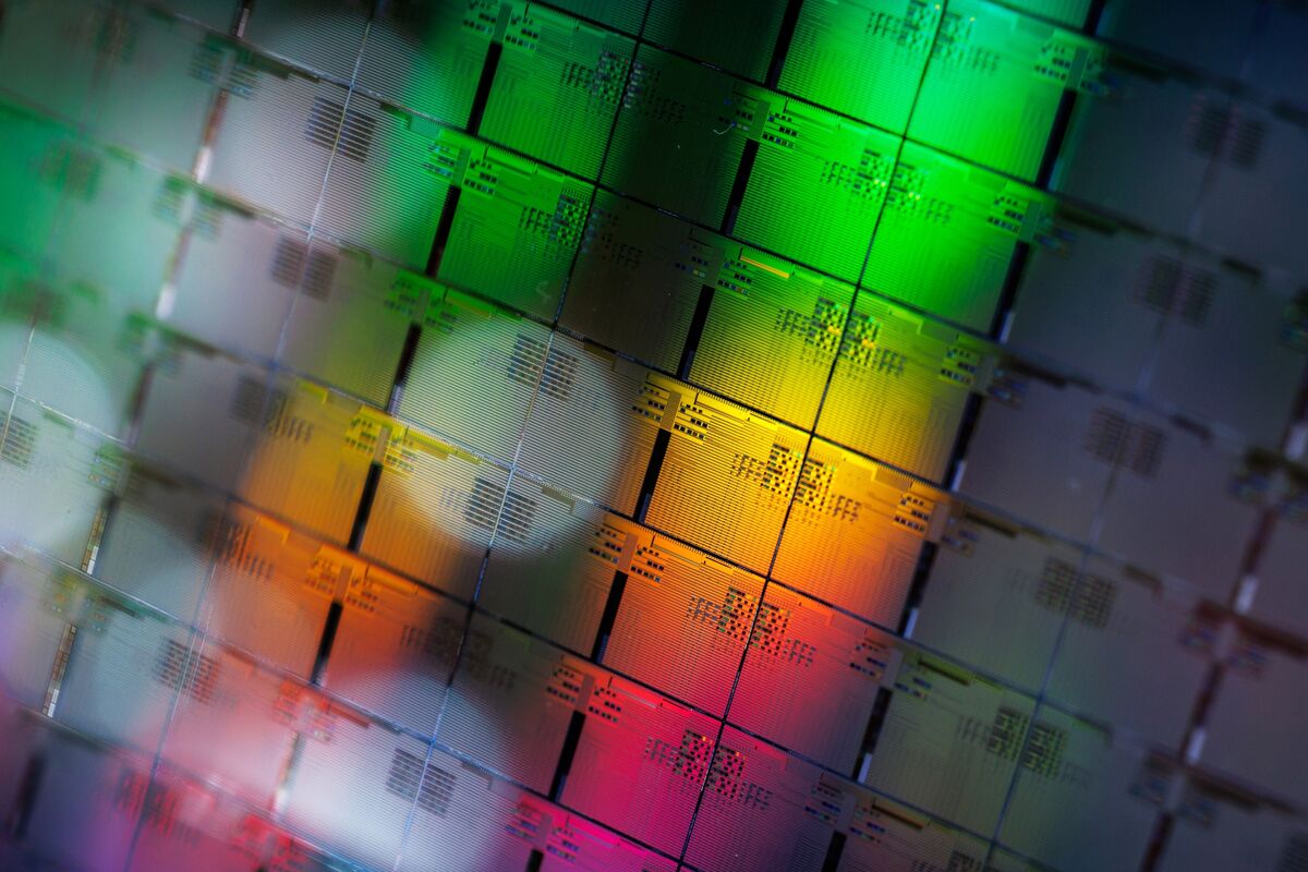 Tech Stocks Poised to Slide as Global Chip Selloff Deepens