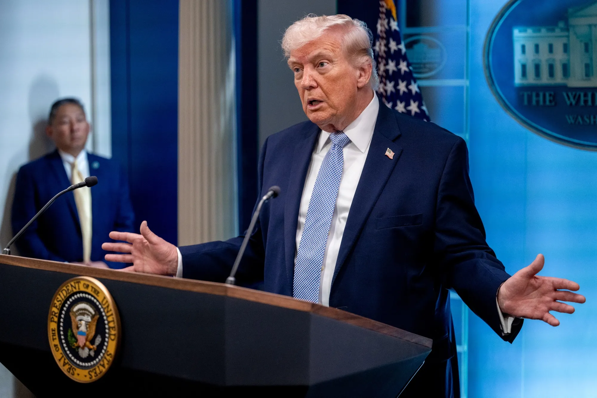 トランプ大統領は、イランが条件に応じない場合、「文明全体が今夜滅ぶ」とSNSに投稿した