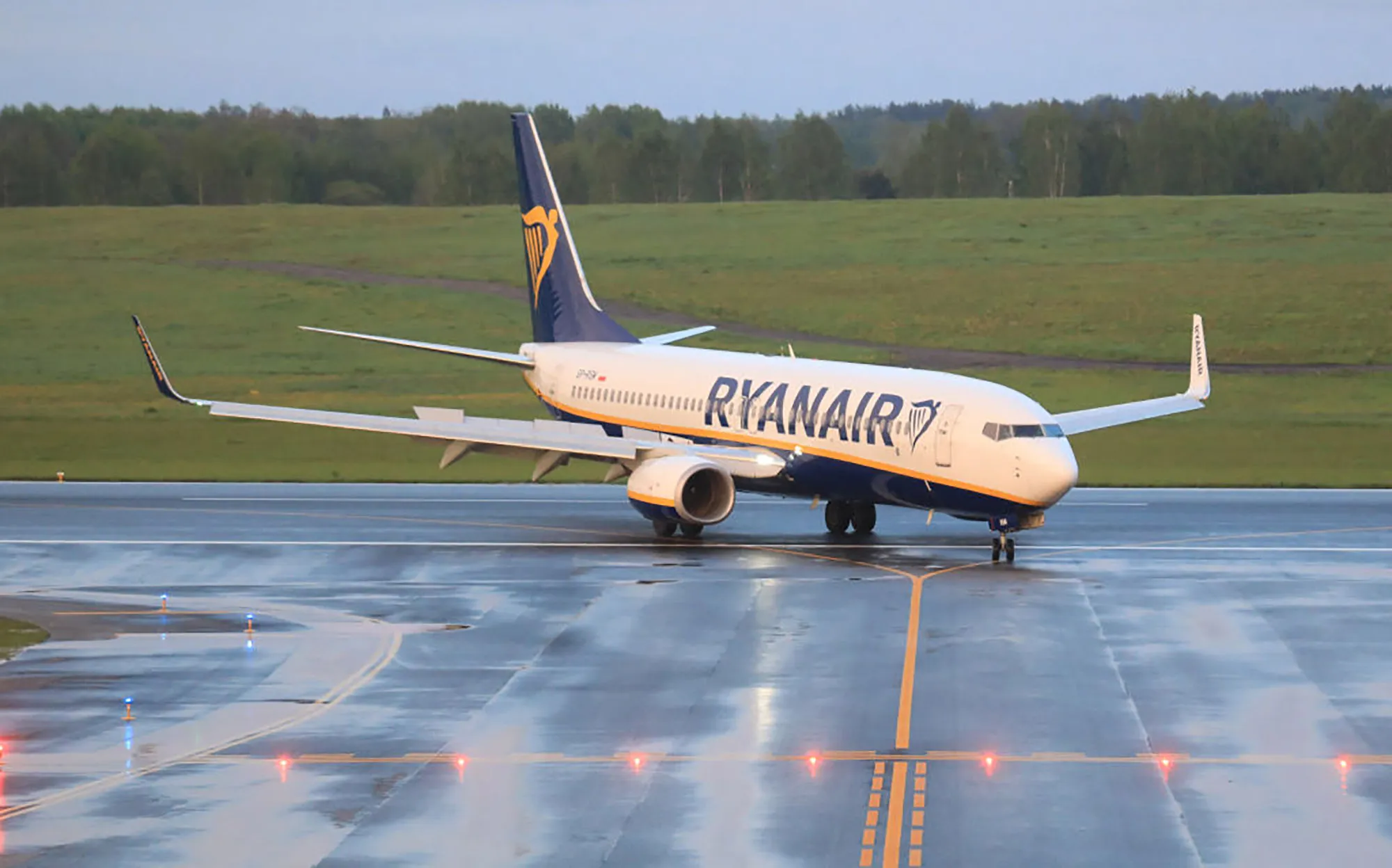 TheBoeing 737-8AS Ryanair passenger plane (flight FR4978, SP-RSM) from Athens.&nbsp;