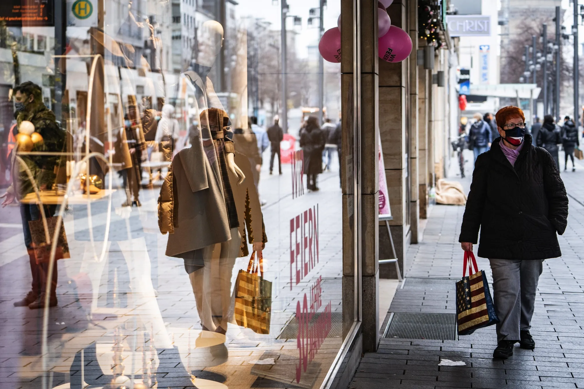Shoppers&nbsp;in Mannheim, Germany.