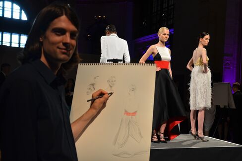 Artist Trevor Oakes at the easel sketching models in Prabal Gurung. Photographer: Amanda Gordon/Bloomberg