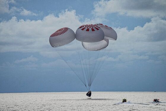 SpaceX’s Private Spaceflight Touches Down Off Florida Coast