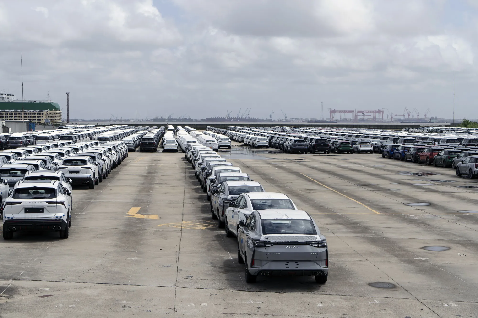 China’s automobile exports to Russia fell by nearly half year-on-year to 57,592 vehicles in January and February.