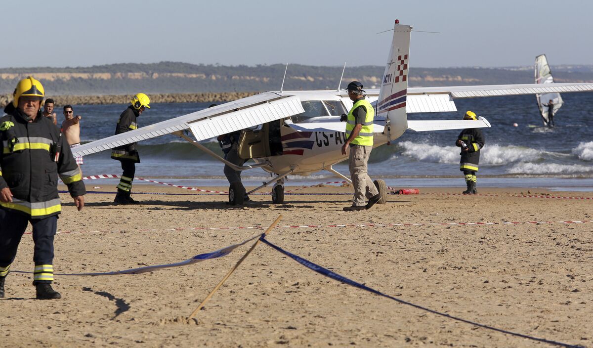 Small Plane Crash-lands On Packed Portuguese Beach, Kills 2 - Bloomberg