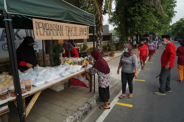 Maintain Physical Distance When Queuing Food