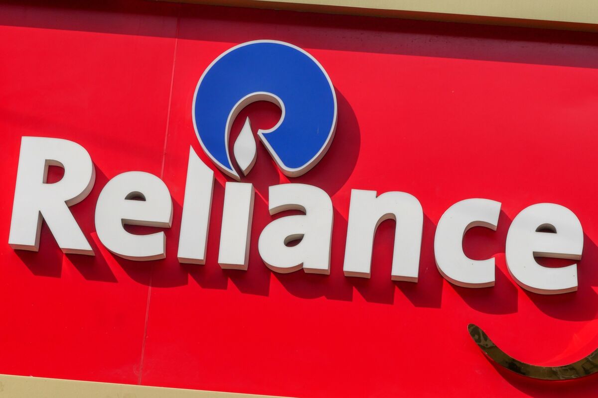 Reliance Industries Reports 7.4% Profit Increase