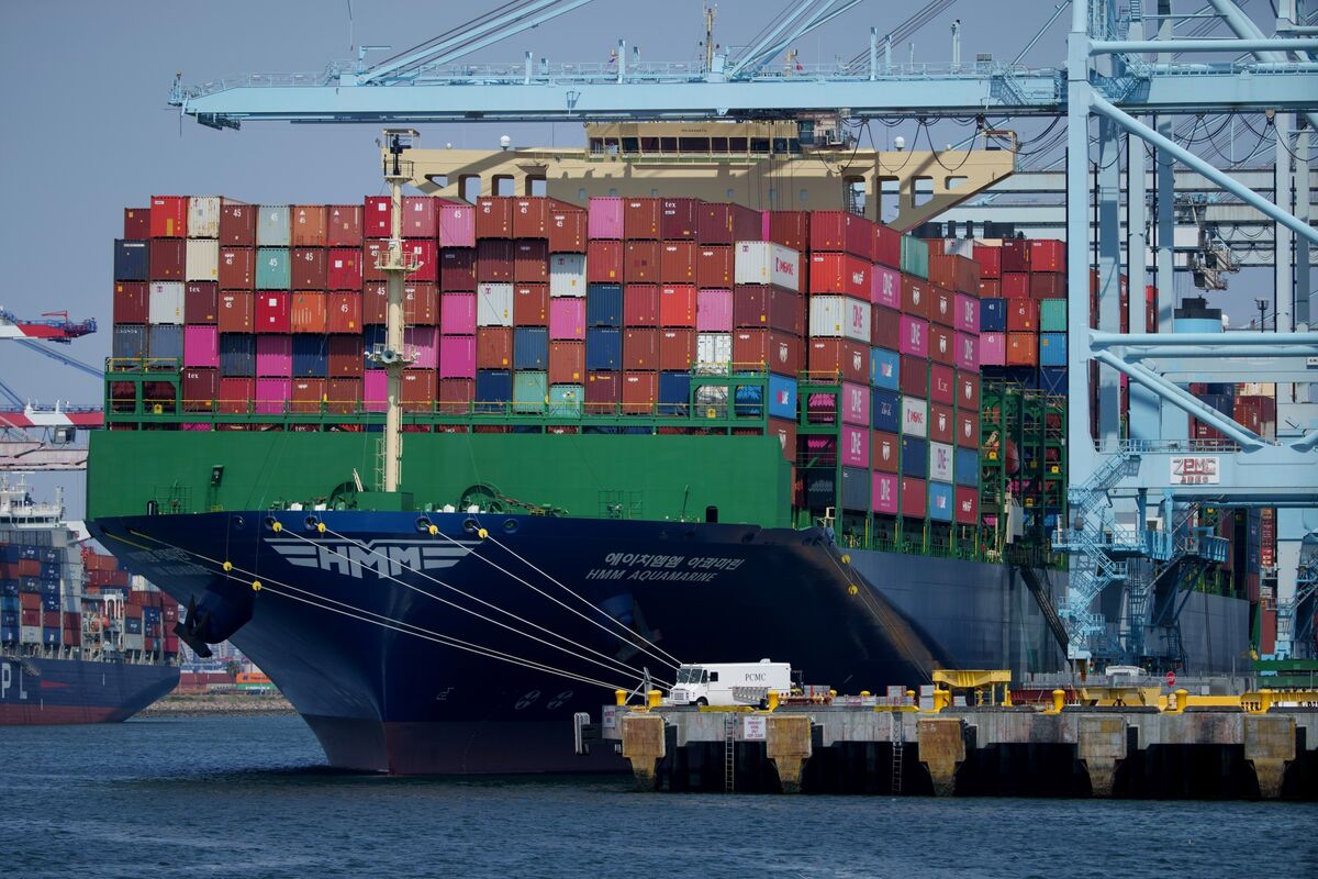 Thặng dư thương mại của Trung Quốc vượt mốc 1 nghìn tỷ USD sau khi xuất khẩu phục hồi