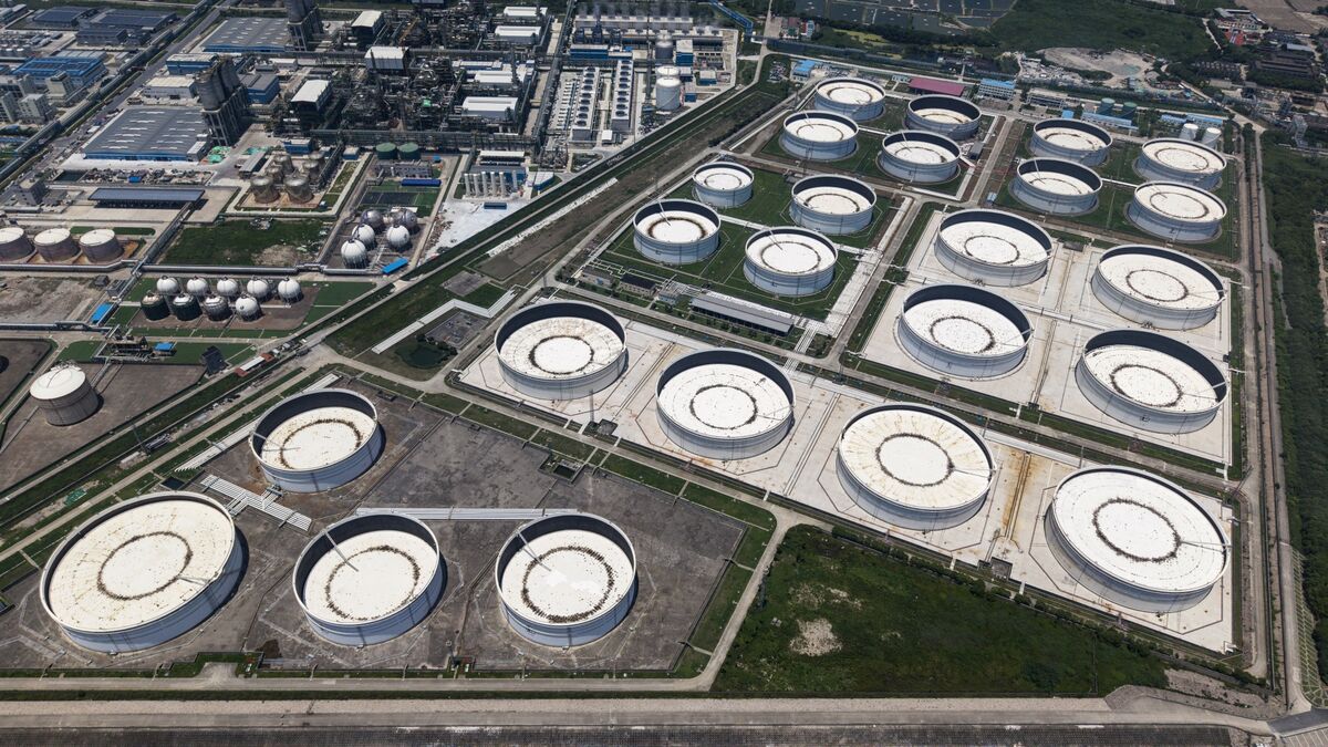 bloomberg.com - Grant Smith - Wall Street Sees Modest Oil Price Decline Next Year on Surplus