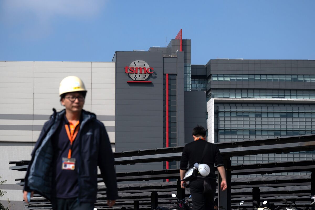 TSMC Lowers Chip Market Outlook as Consumer Weakness Persists