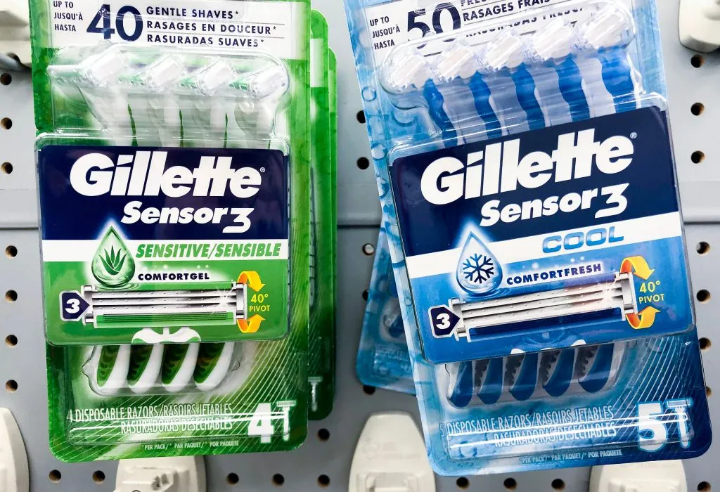 Dao cày Gillette tại một hiệu thuốc ở Los Angeles.