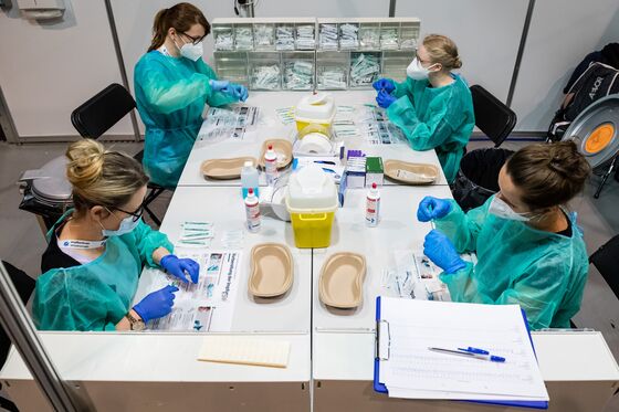 U.K. Races Toward Elusive Milestone in Quest to Curb Covid