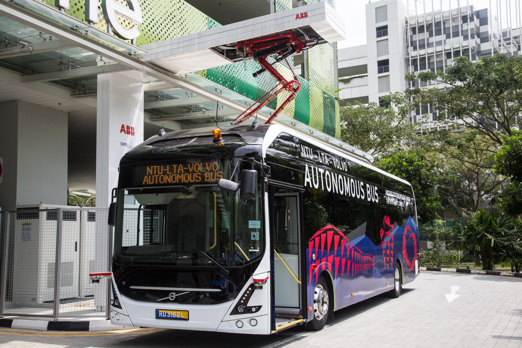 Japan bus. Беспилотный электроавтобус Volvo 7900. Сингапур электробус. Автобусы в Сингапуре. Сингапур транспорт.