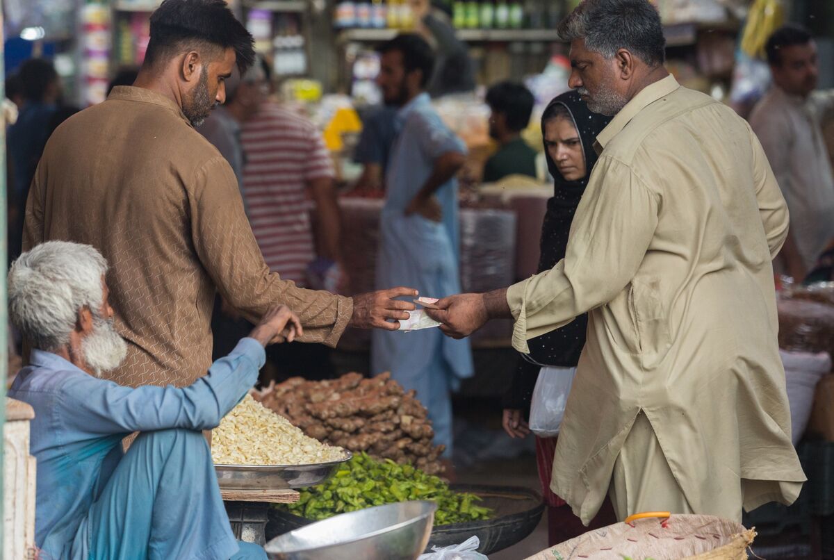 Pakistan Moves to Ease Pressure on Rupee in Retail Market