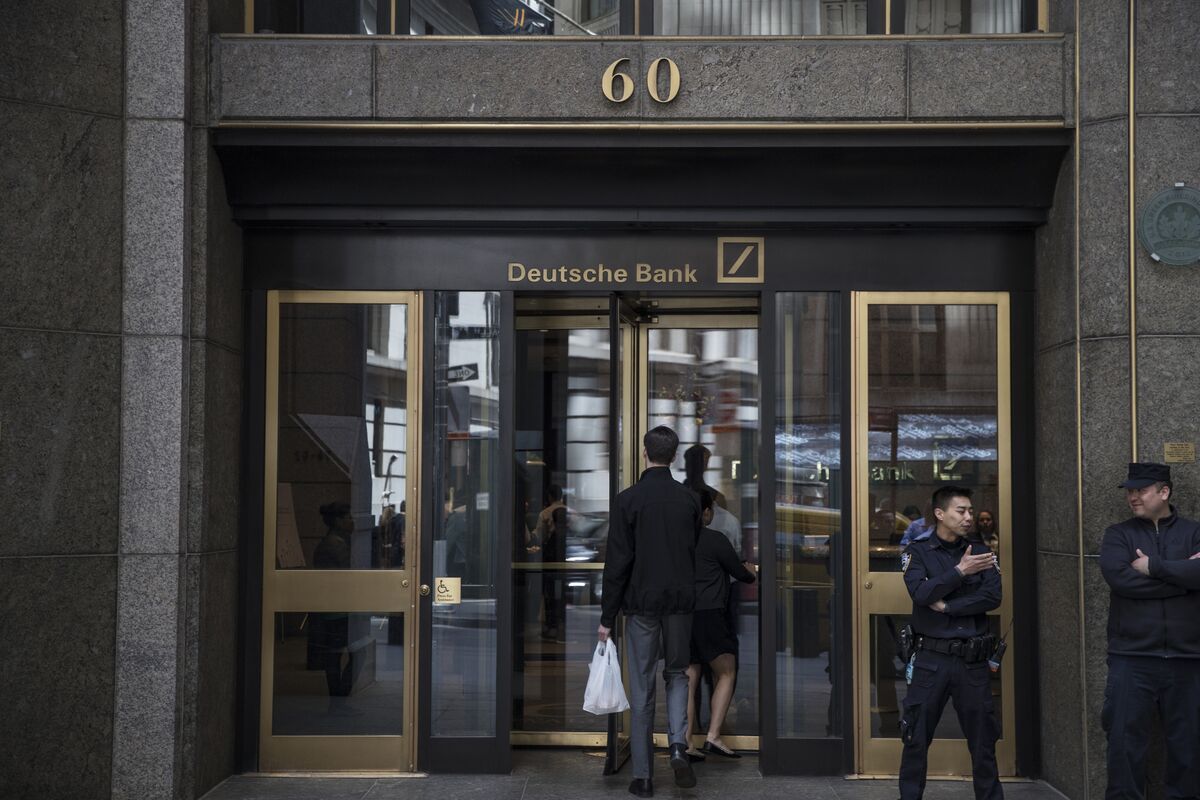 Empty Desks And Early Beers Life At Deutsche Bank In New York Bloomberg